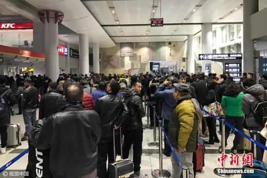 北京首都机场迎来春运客流高峰 45秒起落一架飞机