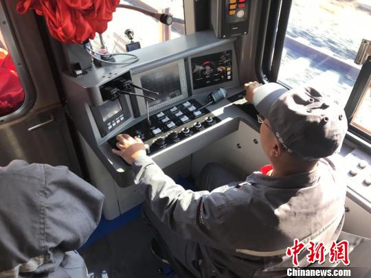 中国研制的首批美国波士顿橙线地铁车长春下线
