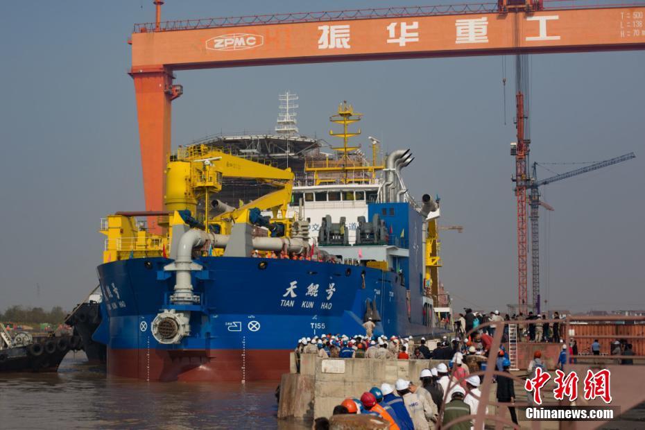 中国“造岛神器”下水 亚洲最大绞吸挖泥船建成