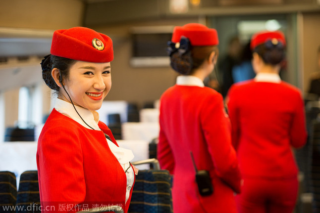 中国高铁“动姐”光彩照人