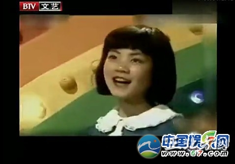 王菲14岁央视唱红歌青涩照 大小S章子怡儿时照全遭曝
