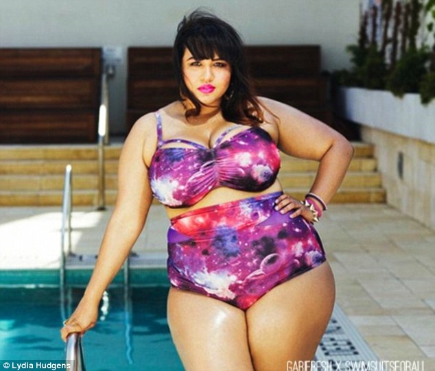 组图：女子呼吁肥胖族大胆穿泳衣秀性感