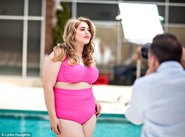 组图：女子呼吁肥胖族大胆穿泳衣秀性感