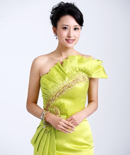 嫁豪门的央视女主播大pk 张蕾青春靓丽