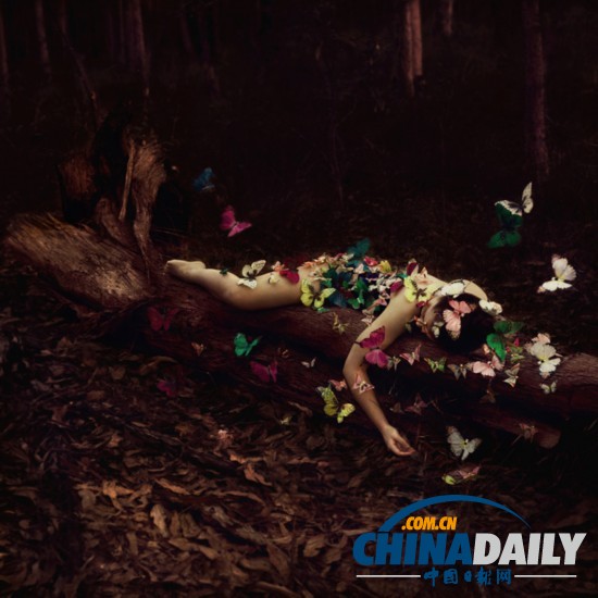 女摄影师自拍绝美森林起舞照