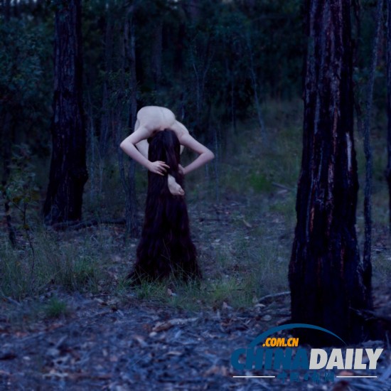 女摄影师自拍绝美森林起舞照