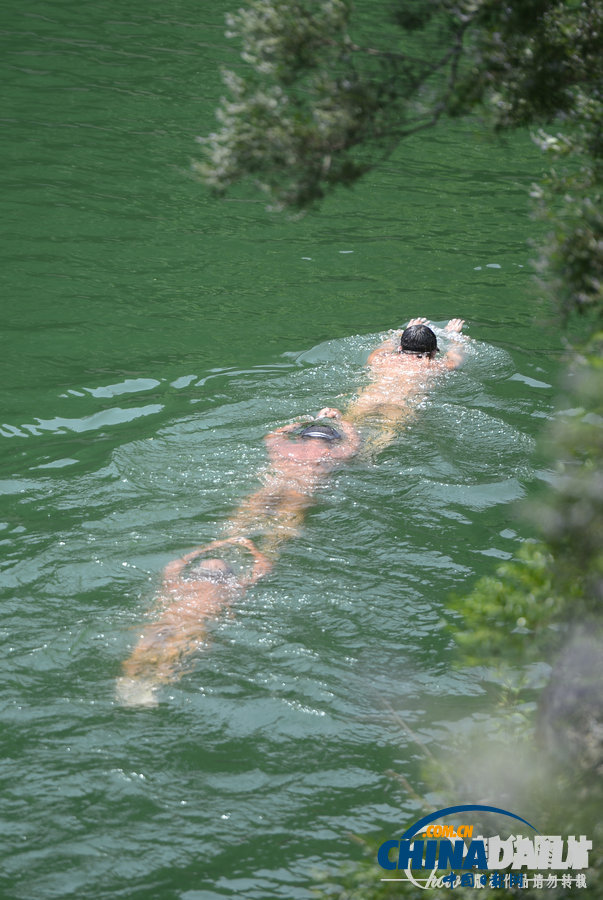 济南现“天体浴场” 清泉碧波裸男排成行