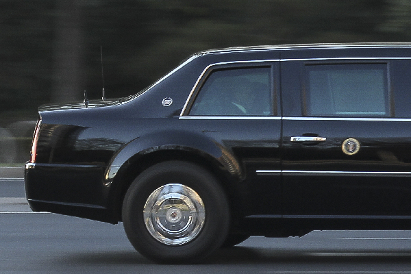 美国总统奥巴马乘坐专车驶离北京市区