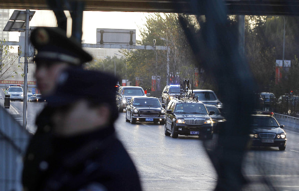 美国总统奥巴马乘坐专车驶离北京市区