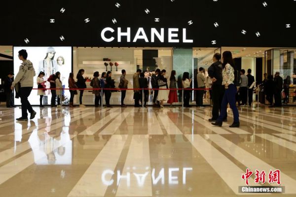奢侈品牌在华掀降价潮 欲吸引中国人回国