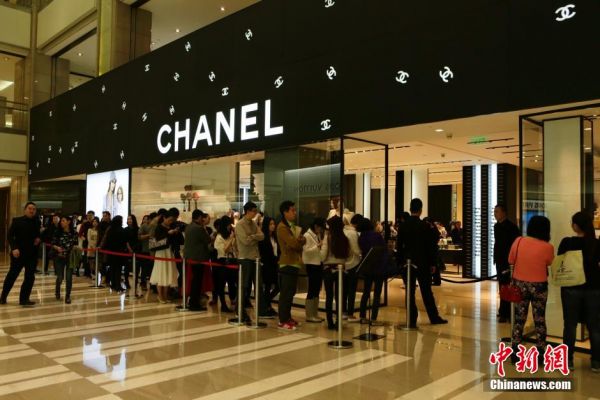 奢侈品牌在华掀降价潮 欲吸引中国人回国