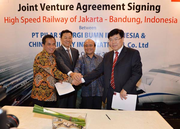 中国和印尼正式签署雅万高铁项目