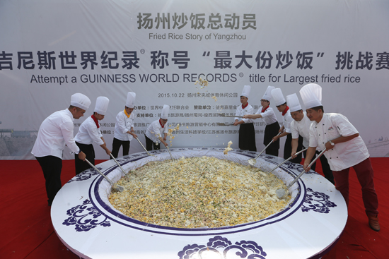 挑战吉尼斯世界纪录称号！最大份炒饭在扬州诞生！