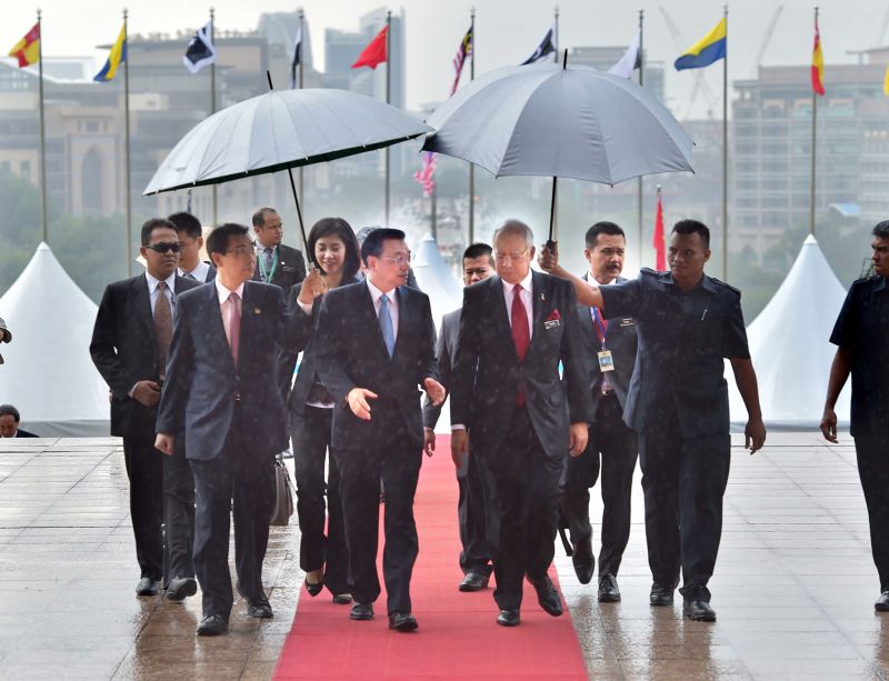 马总理府雨中上演隆重仪式欢迎中国总理