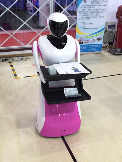 餐饮服务机器人小智亮相机器人大会 可语音对话