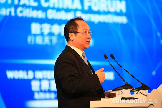 中国贸促会电子信息行业分会常务副会长龚晓峰宣布论坛开始