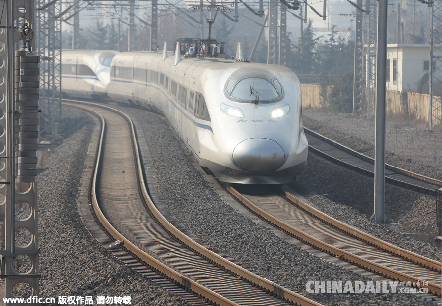 见证中国火车变迁史：从绿皮车到高铁动车