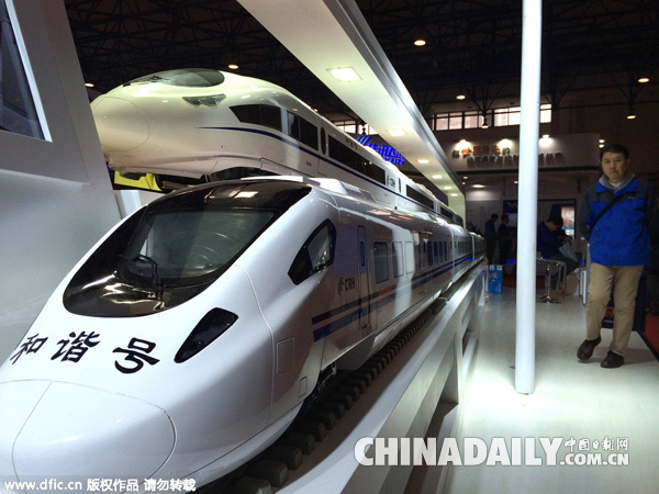 见证中国火车变迁史：从绿皮车到高铁动车