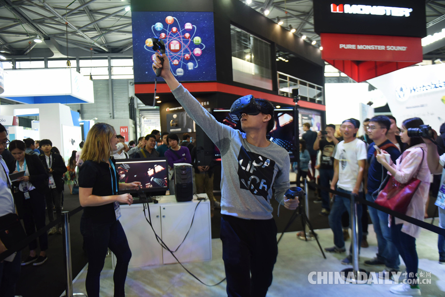 2016亚洲消费电子展开幕 虚拟现实吸引观众竞相体验