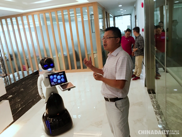 从“中国第一屏”到“AR机器人”：GQY的成功转型之路