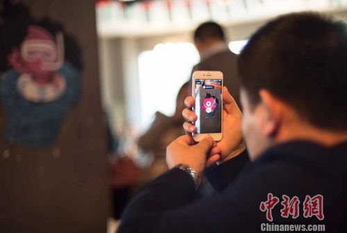 腾讯阿里春节红包战：微信退出 QQ对阵支付宝齐玩AR红包