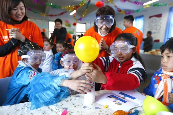 拜耳志愿者携手喀拉亚尕奇乡中心小学生开展温暖包发放回访活动