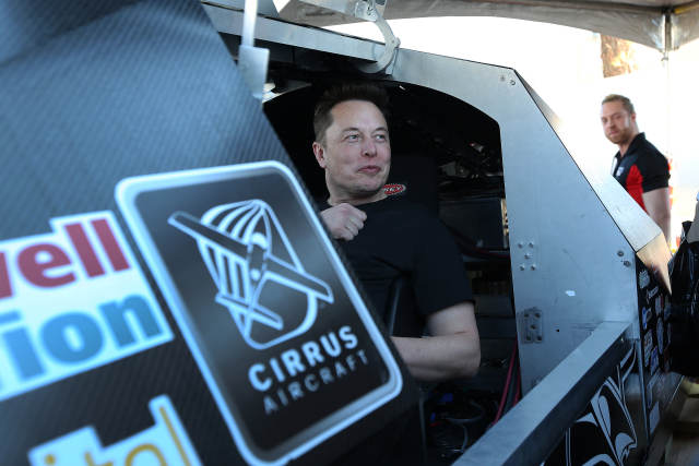SpaceX计划明年送两名自费游客享受“环月之旅”