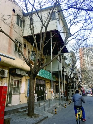 北京街头现“悬空房” 由几根钢管支起居民担忧(图)