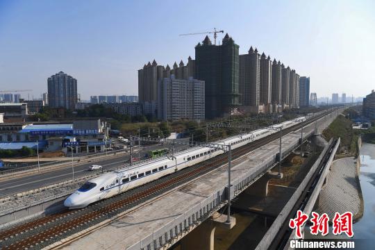 中国企业集体亮相中东 “抱团出海”展示中国高铁名片