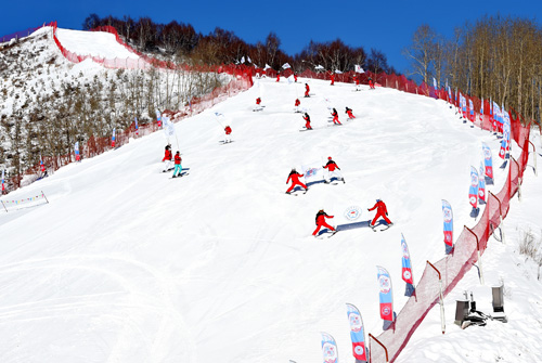 外媒称中国对滑雪跨越式投入 将建1000个滑雪胜地