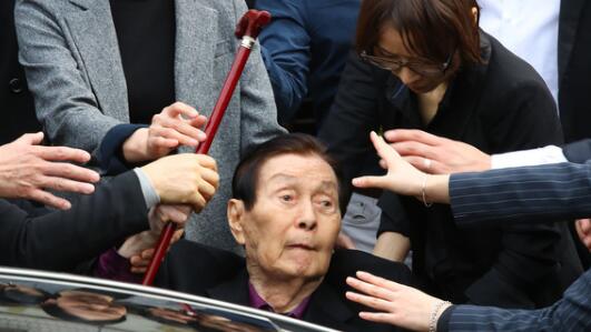 乐天家族受审 95岁创始人怒摔拐杖飙日语：谁敢判我