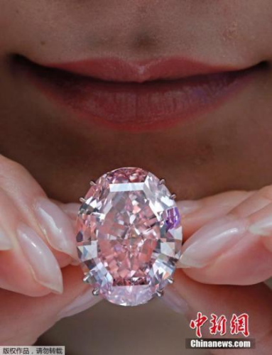 “粉红之星”钻石以7100万美元成交 价格破纪录