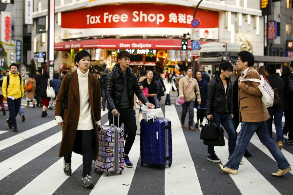 中国游客蝉联境外消费冠军 金额是美国游客两倍