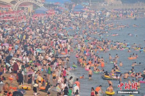 2017年7月12日，青岛市第一海水浴场日迎数万游客前来避暑纳凉。<a target='_blank' href='http://www.chinanews.com/' _fcksavedurl='http://www.chinanews.com/'></table><p align=