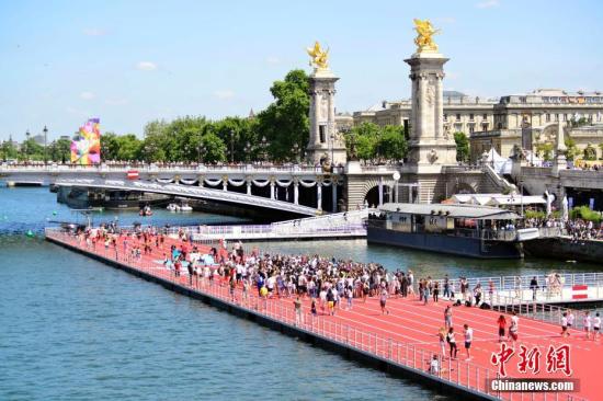 6月23日，正在申办2024年奥运会的巴黎市政府以塞纳河和著名的亚历山大三世桥为“舞台”举行“奥林匹克日”活动，向民众推广奥运会体育项目，并组织市民参加运动体验。图为塞纳河上搭建的田径跑道。 <a target=&apos;_blank&apos; href=&apos;http://www.chinanews.com/&apos; _fcksavedurl=&apos;http://www.chinanews.com/&apos;></table><p align=