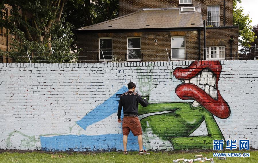 英国伦敦：涂鸦爱好者乐园吸引了大量游客