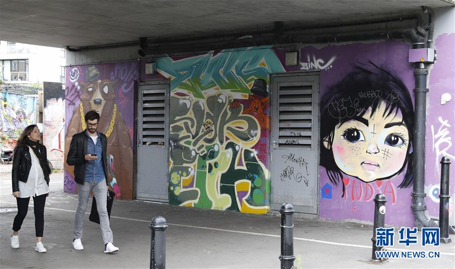 英国伦敦：涂鸦爱好者乐园吸引了大量游客