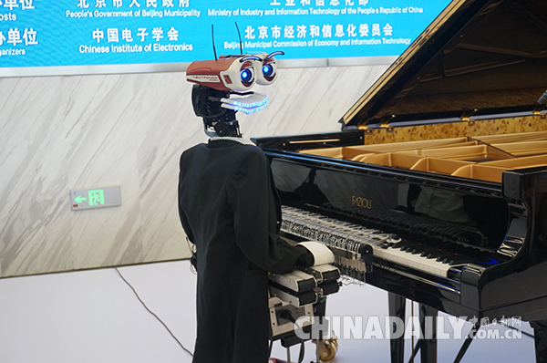 听！机器人“钢琴大师”自弹自唱经典歌曲《Moonlight Shadow》