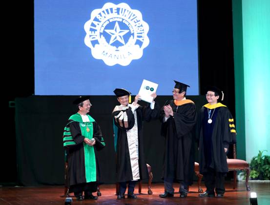 马云被授予世界首个科技创业名誉博士学位 鼓励年轻人成为“科技创业家”