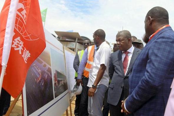 安哥拉总统若昂 劳伦索视察中国铁建卡宾达机场项目