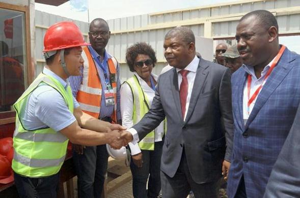 安哥拉总统若昂 劳伦索视察中国铁建卡宾达机场项目