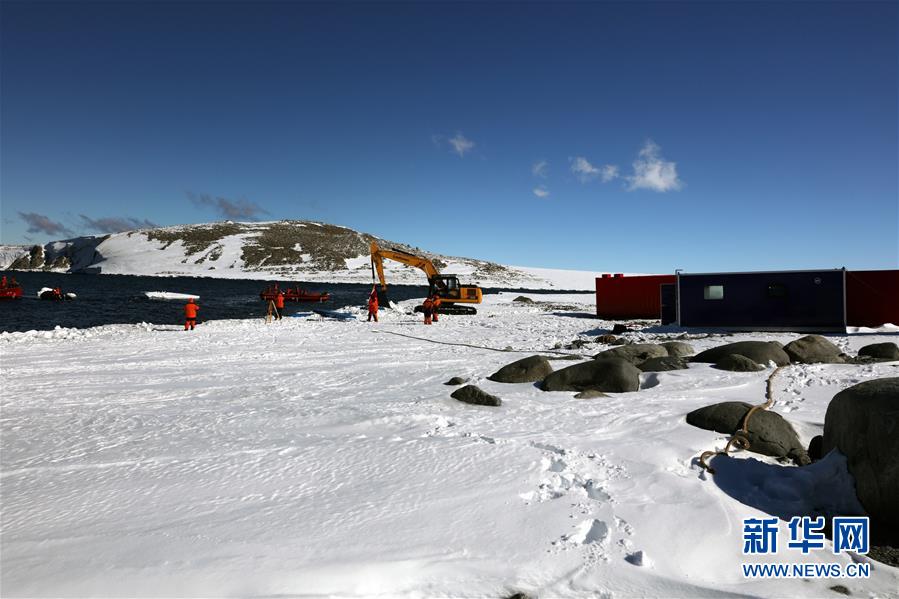 中国南极新建站大型工程装备运上恩克斯堡岛
