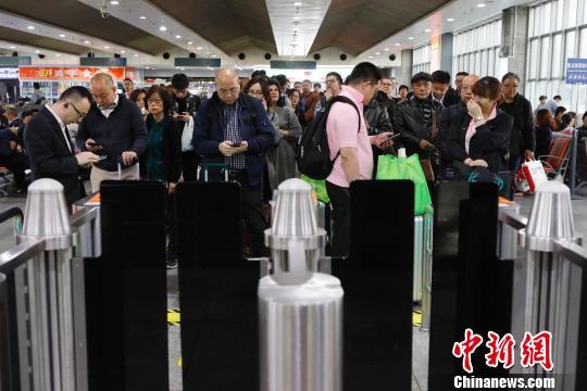 铁路实行新列车运行图 上海站首开“复兴号”京沪高铁列车