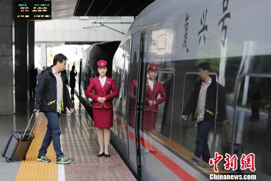 铁路实行新列车运行图 上海站首开“复兴号”京沪高铁列车