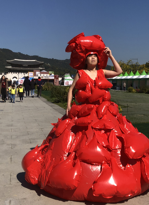 艺术家孔宁“地球的汗珠”亮相韩国首尔光化门