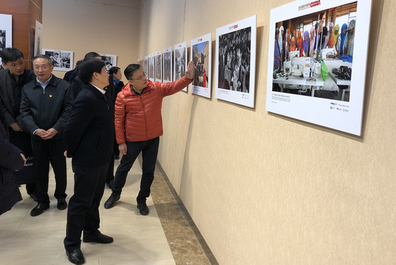 北京市委常委、宣传部部长杜飞进等领导观看《百名摄影师聚焦中国改革开放四十年》图片展
