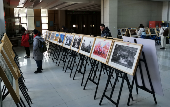 《百名摄影师聚焦中国改革开放四十年》精选图片高校巡展第七站在中央财经大学开幕