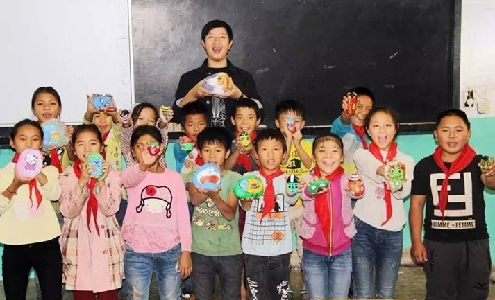 与乡村教师交换心愿 这位老师用鹅卵石上的爱传递祝福