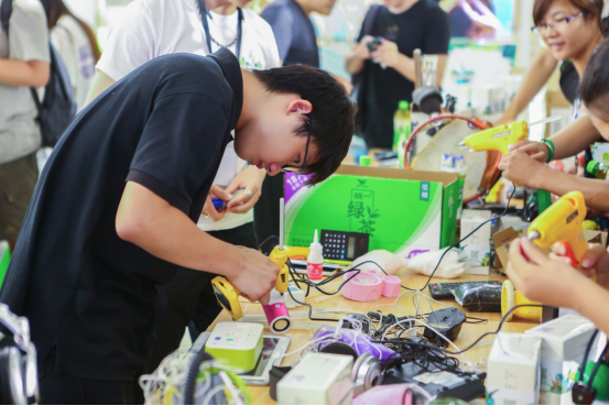 《首席绿色环保官》第一季收官 线下创变展开创公益新篇章