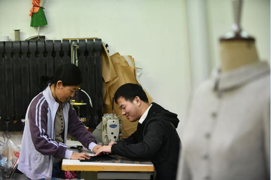 放弃外企高薪 前高考状元陪妻子开淘宝店创业